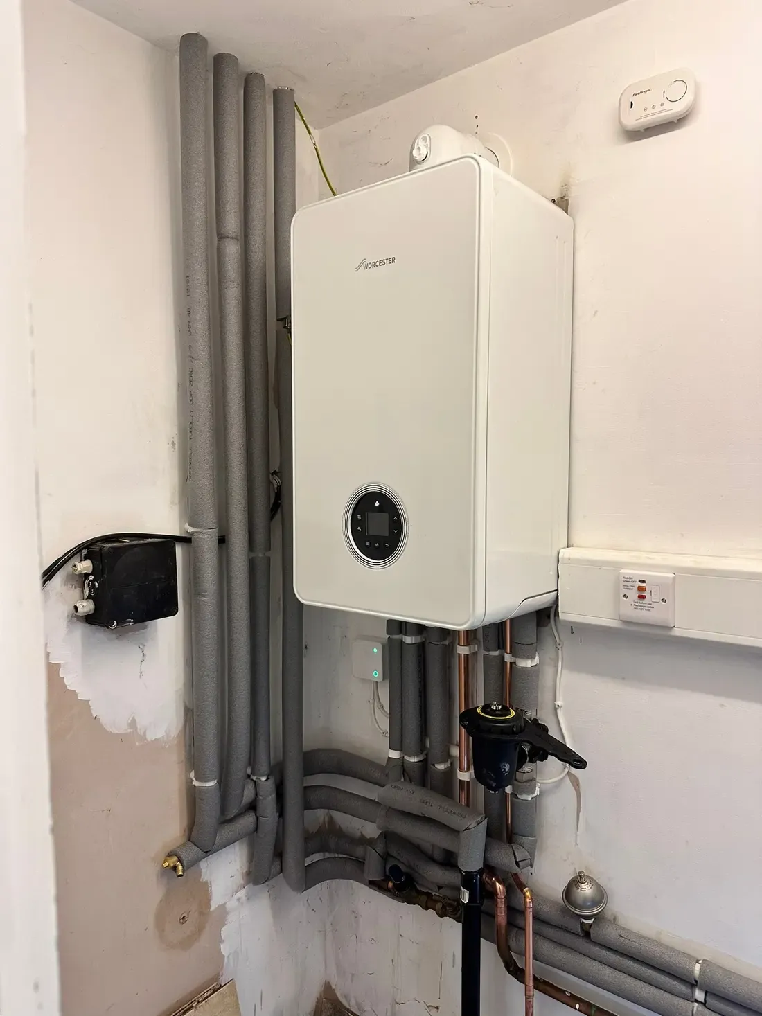 Magnetic system filter fitted below a serviced boiler
